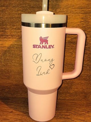 💖 Personalizovaný Stanley! 💖 Není nic lepšího než začít den s oblíbeným nápojem v ruce – zvlášť, když je na něm tvé jméno...